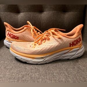 WOMEN'S Hoka
Clifton 8 
 Size 7
GUC